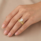 Bague solitaire en or jaune 18k anneau ciselé - bijou porté par une mannequin