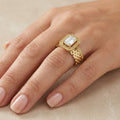 Bague solitaire pierre rectangulaire en or jaune 18k anneau motif maille - bijou porté par une mannequin