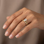 Bague solitaire en or jaune 18k double anneau serti - bijou porté par une mannequin