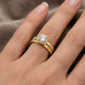 Bague solitaire en or jaune 18k anneau ciselé - bijou porté par une mannequin
