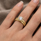 Bague solitaire en or jaune 18k anneau ciselé - bijou porté par une mannequin