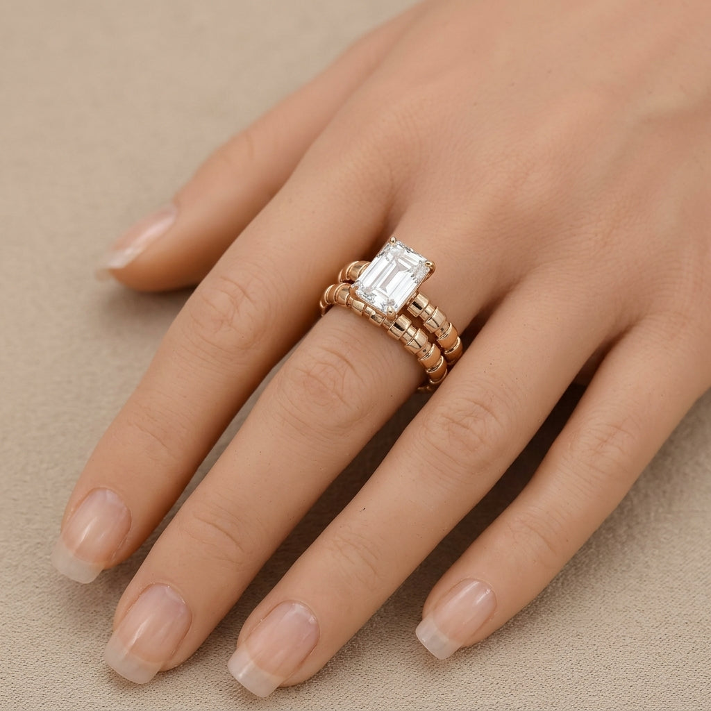 Bague solitaire pierre rectangulaire en or rose 18k anneau motif maille - bijou porté par une mannequin