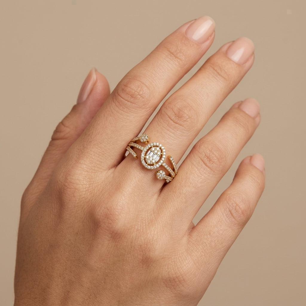 Bague croisée en or jaune 18k sertie de pierres - bijou porté par une mannequin