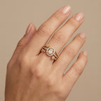 Bague croisée en or jaune 18k sertie de pierres - bijou porté par une mannequin