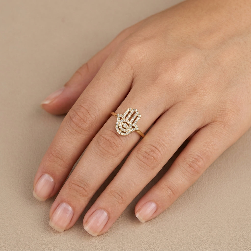 Bague en or jaune 18k main de Fatma sertie de pierres - bijou porté par une mannequin