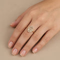 Bague en or jaune 18k main de Fatma sertie de pierres - bijou porté par une mannequin