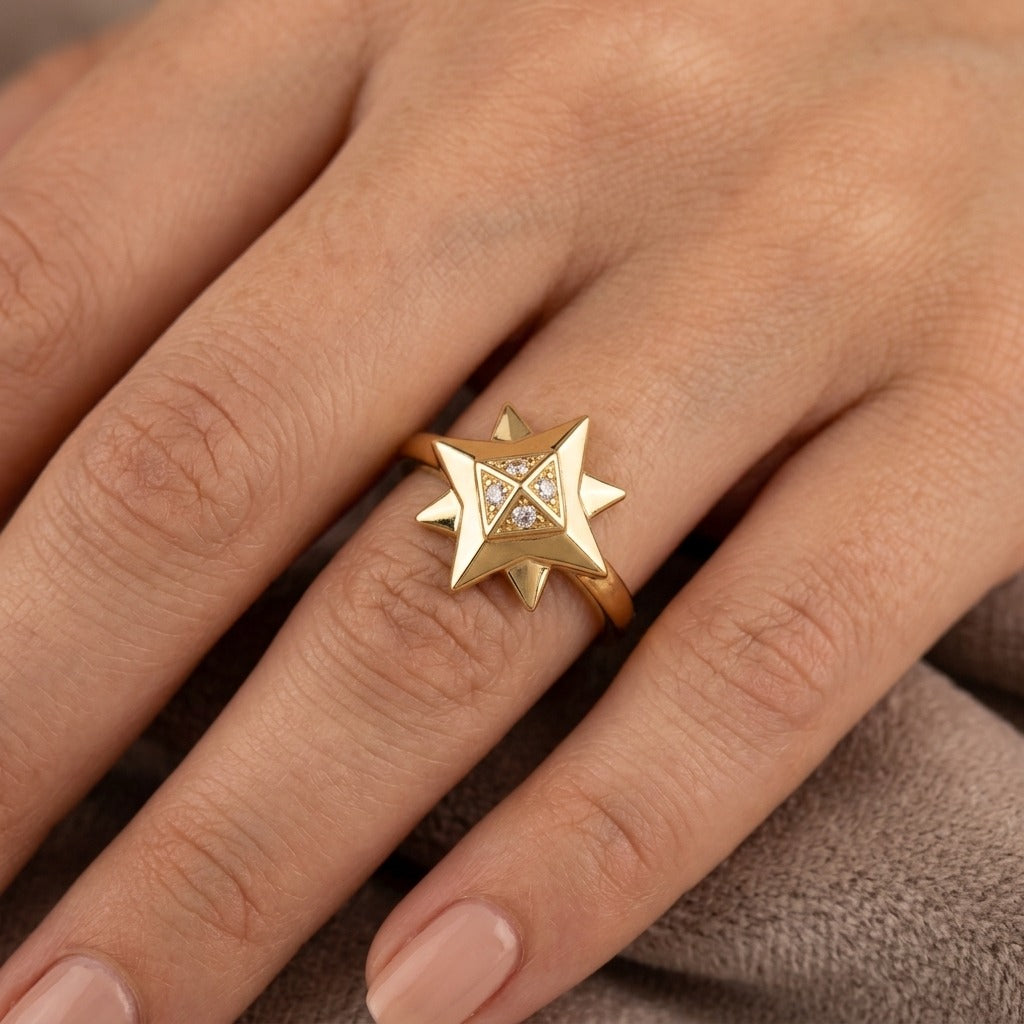 Bague étoile en or jaune 18k sertie de pierres - bijou porté par une mannequin