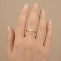 Bague fine en or jaune 18k fleur émaillée rose et jaune - bijou porté par une mannequin