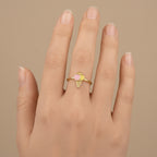Bague fine en or jaune 18k fleur émaillée rose et jaune - bijou porté par une mannequin