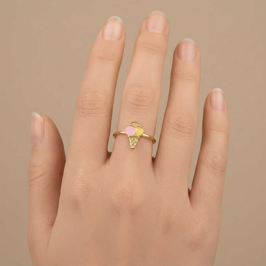 Bague fine en or jaune 18k fleur émaillée rose et jaune - bijou porté par une mannequin