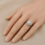 Bague cœur halo en or blanc 18k sertie de pierres - bijou porté par une mannequin