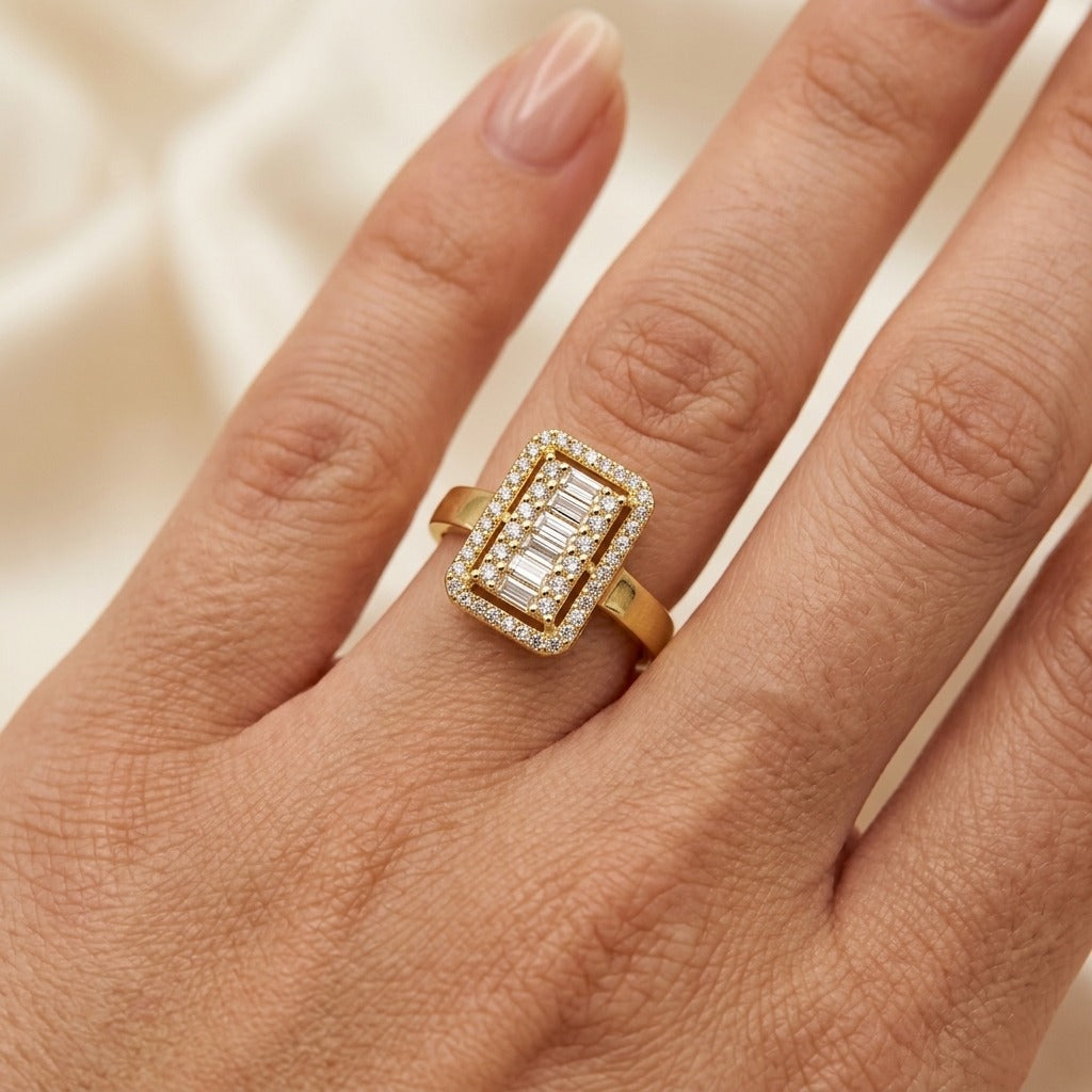 Bague en or jaune 18k chaton rectangulaire pierres baguettes serti - bijou porté par une mannequin