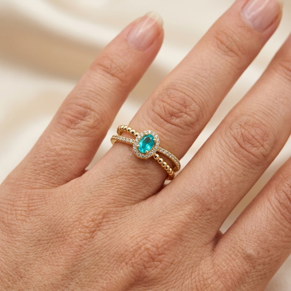 Bague fine en or jaune 18k pierre bleue, anneau boules serti - bijou porté par une mannequin