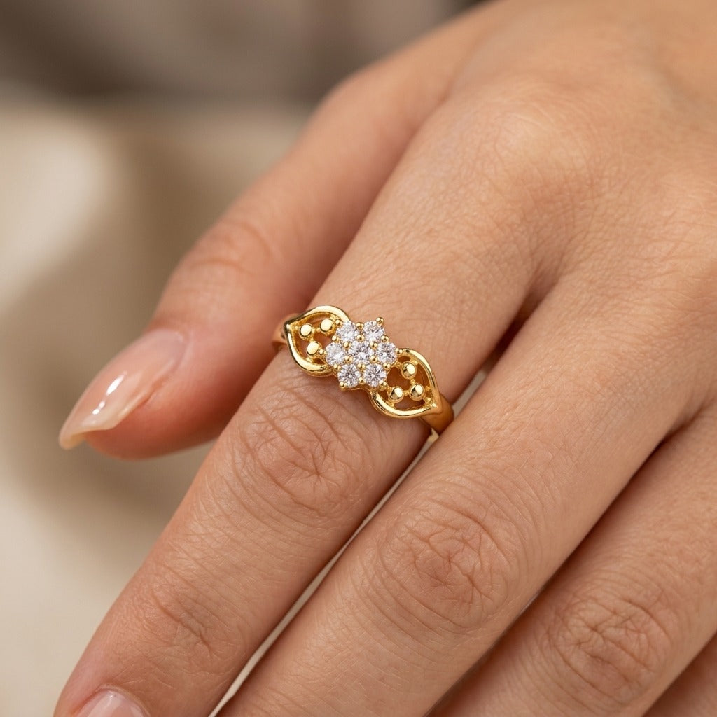 Bague en or jaune 18k sertie de pierres, anneau motif maille - bijou porté par une mannequin