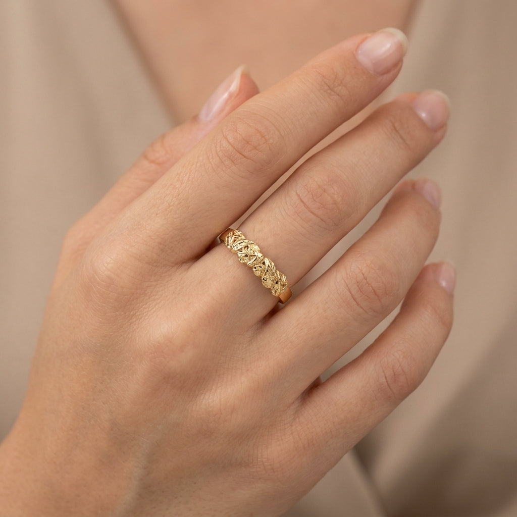 Bague anneau en or jaune 18k motif feuilles - bijou porté par une mannequin