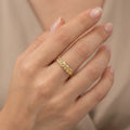 Bague anneau en or jaune 18k motif feuilles - bijou porté par une mannequin
