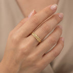 Bague anneau en or jaune 18k motif feuilles - bijou porté par une mannequin