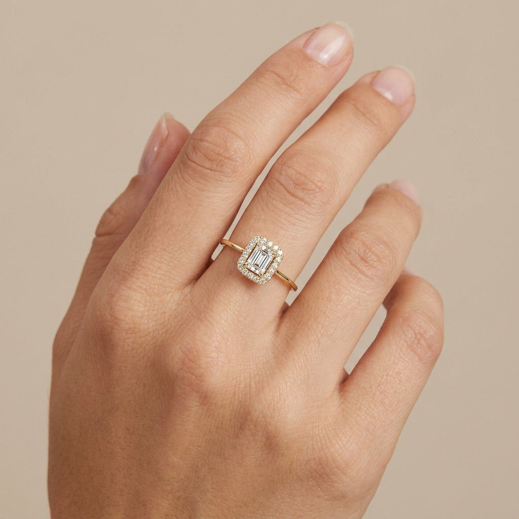 Bague fine en or jaune 18k chaton carré serti - bijou porté par une mannequin
