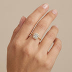 Bague fine en or jaune 18k chaton carré serti - bijou porté par une mannequin