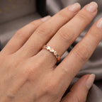 Bague anneau en or rose 18k motif losanges ajourés - bijou porté par une mannequin