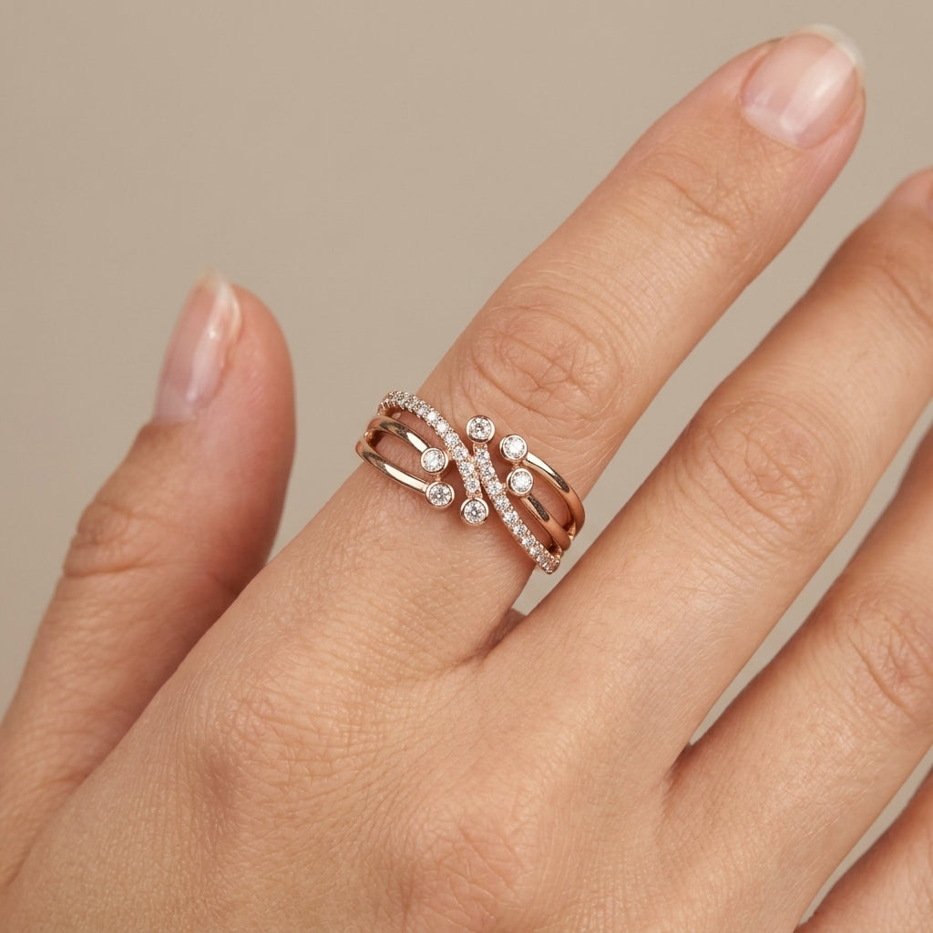 Bague double anneau en or rose 18k sertie de pierres - bijou porté par une mannequin