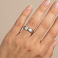 Bague alliance en or blanc 18k - bijou porté par une mannequin