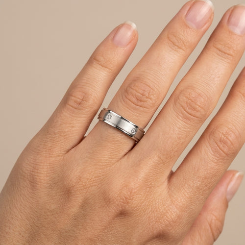 Bague alliance en or blanc 18k - bijou porté par une mannequin