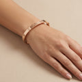 Bracelet jonc vis en or rose 18k - bijou porté par une mannequin