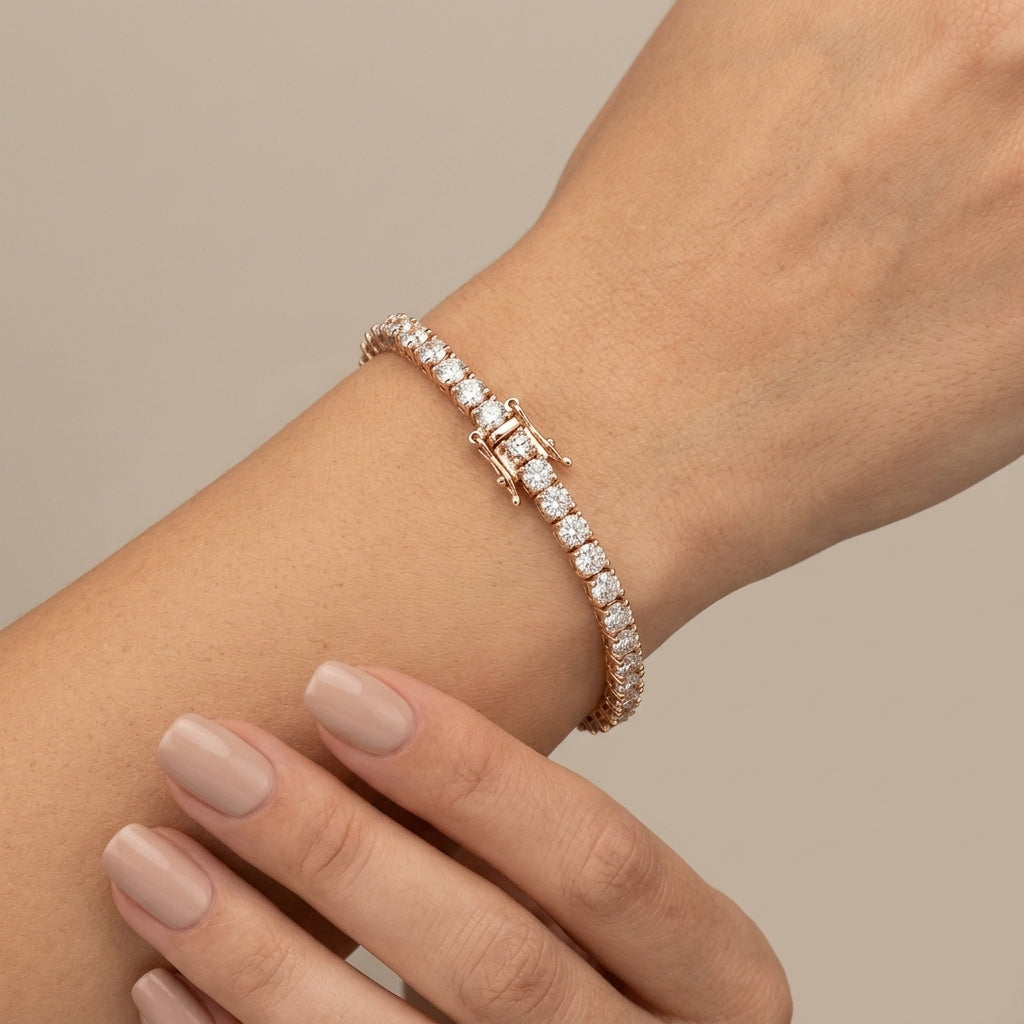 Bracelet rivière en or rose 18k serti de pierres - bijou porté par une mannequin