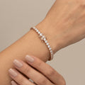 Bracelet rivière en or rose 18k serti de pierres - bijou porté par une mannequin