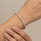 Bracelet rivière en or rose 18k serti de pierres - bijou porté par une mannequin