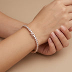 Bracelet rivière en or rose 18k serti de pierres - bijou porté par une mannequin