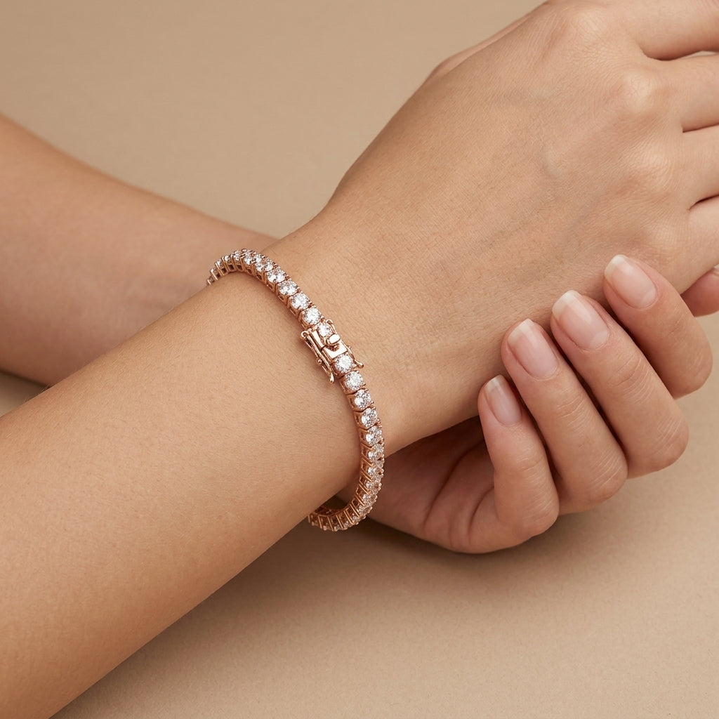 Bracelet rivière en or rose 18k serti de pierres - bijou porté par une mannequin
