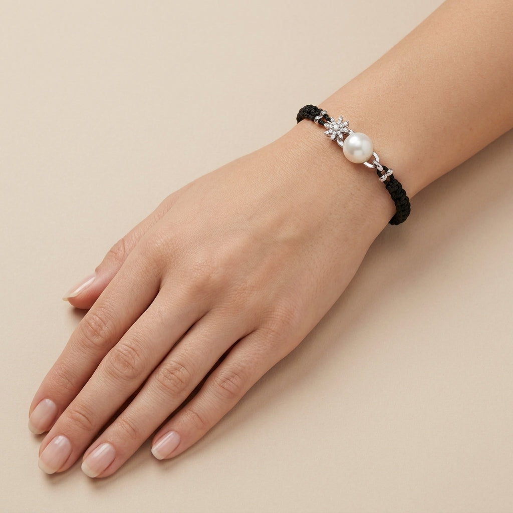 Bracelet cordon noir perle blanche et motif serti en or 18k - bijou porté par une mannequin