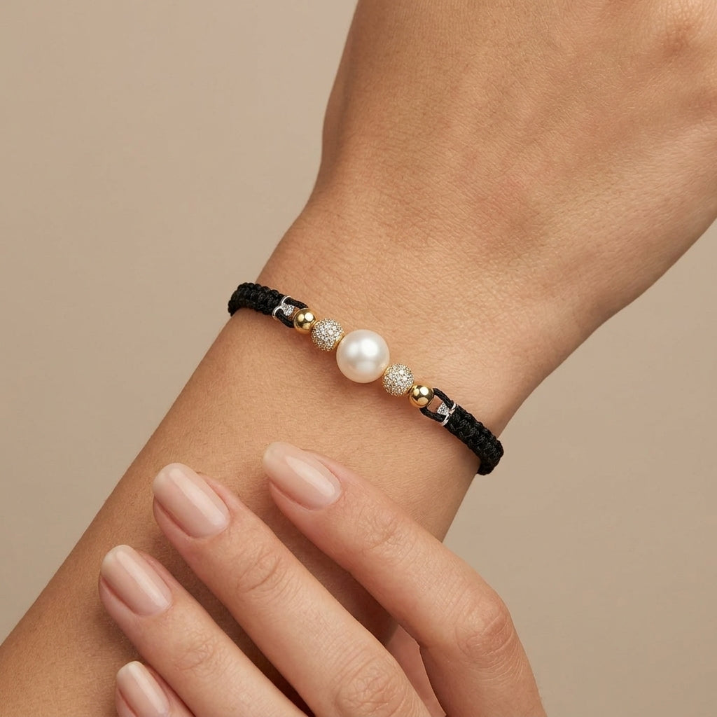 Bracelet cordon noir perle blanche, boules en or 18k serties - bijou porté par une mannequin