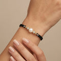 Bracelet cordon noir perle blanche, boules en or 18k serties - bijou porté par une mannequin