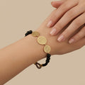 Bracelet cordon noir trois pastilles rondes en or jaune 18k - bijou porté par une mannequin