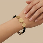 Bracelet cordon noir trois pastilles rondes en or jaune 18k - bijou porté par une mannequin