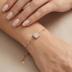 Bracelet chaîne en or rose 18k motif cylindre serti de pierres - bijou porté par une mannequin
