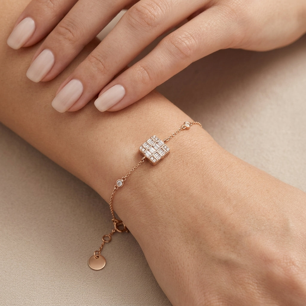 Bracelet chaîne en or rose 18k motif cylindre serti de pierres - bijou porté par une mannequin