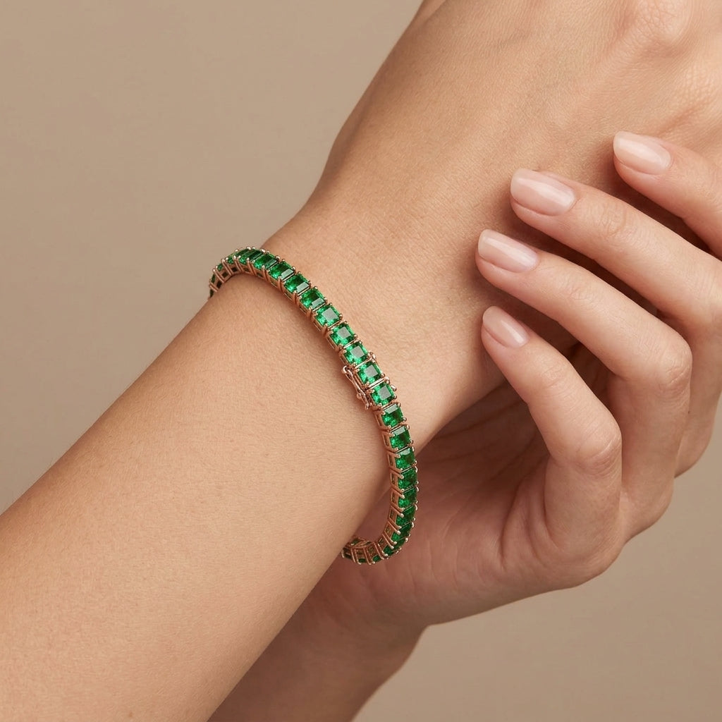 Bracelet rivière en or rose 18k serti de pierres vertes - bijou porté par une mannequin