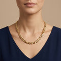Collier ras du cou maille cubaine en or jaune 18k - bijou porté par une mannequin