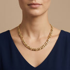 Collier ras du cou maille cubaine en or jaune 18k - bijou porté par une mannequin