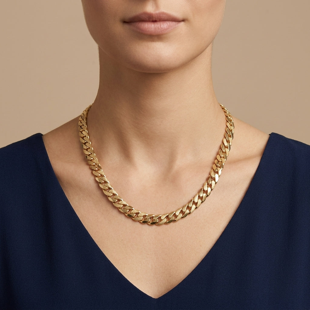 Collier ras du cou maille cubaine en or jaune 18k - bijou porté par une mannequin