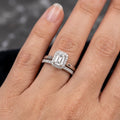 Bague solitaire en or blanc 18k - bijou porté par une mannequin