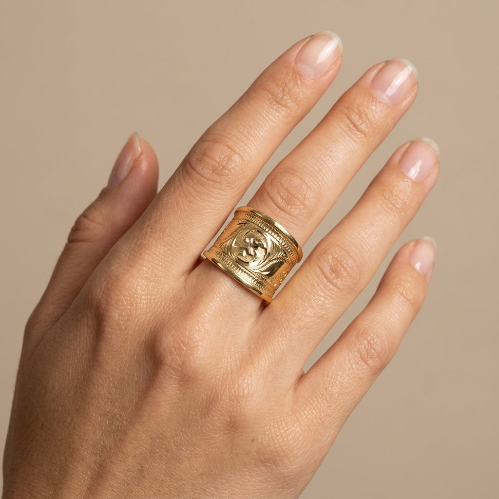 Bague anneau large beldi ciselée en or jaune 18k - bijou porté par une mannequin