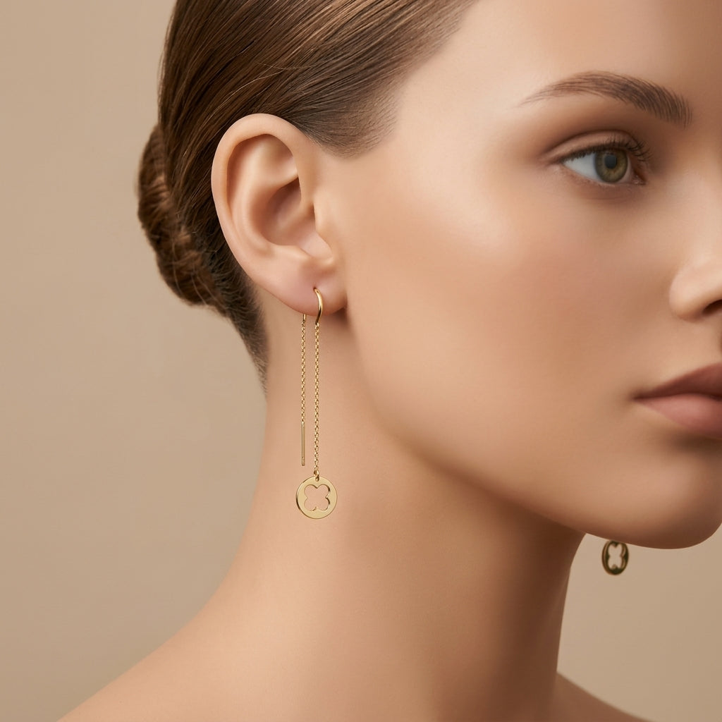 Boucles d'oreilles pendantes chaînettes trèfles en or jaune 18k - bijou porté par une mannequin