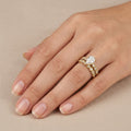 Bague solitaire en or jaune 18k double anneau serti de pierres - bijou porté par une mannequin