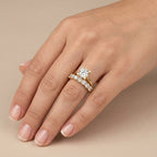 Bague solitaire en or jaune 18k épaulée de pierres, double anneau - bijou porté par une mannequin