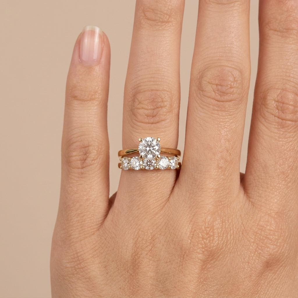 Bague solitaire en or jaune 18k épaulée de pierres, double anneau - bijou porté par une mannequin